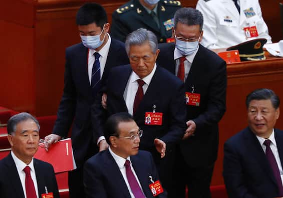 china-former-president-hu-jintao-is-taken-out-of-the-ccp-congress